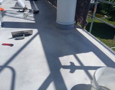 Grauer Boden von Balkon auf dem Werkzeug liegt.
