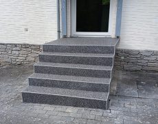 Dunkelgrau melierte Treppe mit 5 Stufen vor Terrassentür.